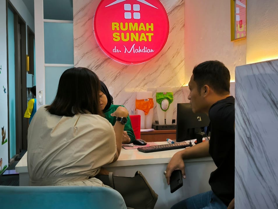 Klinik Rumah Sunat dr. Mahdian di Jalan Pajajaran, Kecamatan Bogor Timur, Kota Bogor.