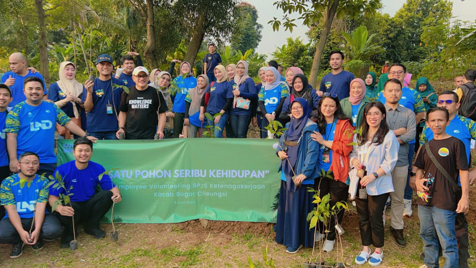 Insan BPJS Ketenagakerjaan Cabang Bogor Cileungsi menanam bibit pohon di sekitar Curug Kelurahan Pakansari Cibinong Kabupaten Bogor.