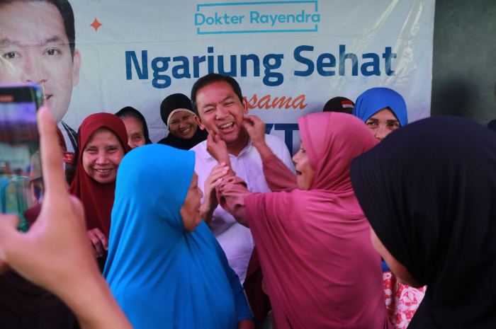 Dokter Rayendra saat dikerubuti ibu-ibu Kota Bogor.