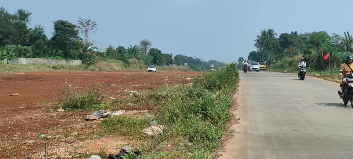 Warga sedang latihan mengemudi mobil di salah satu lahan proyek mangkrak Jalan Raya Bomang, Kecamatan Tajurhalang, Kabupaten Bogor, Selasa (25/6/2024).