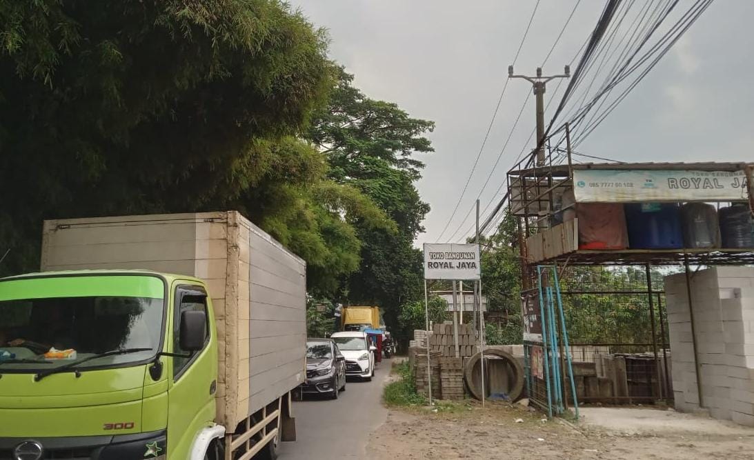 Kondisi ruas Jalan Raya Pendidikan, Kecamatan Gunung Sindur, Kabupaten Bogor, yang minim penerangan dan rawan begal saat malam hari.