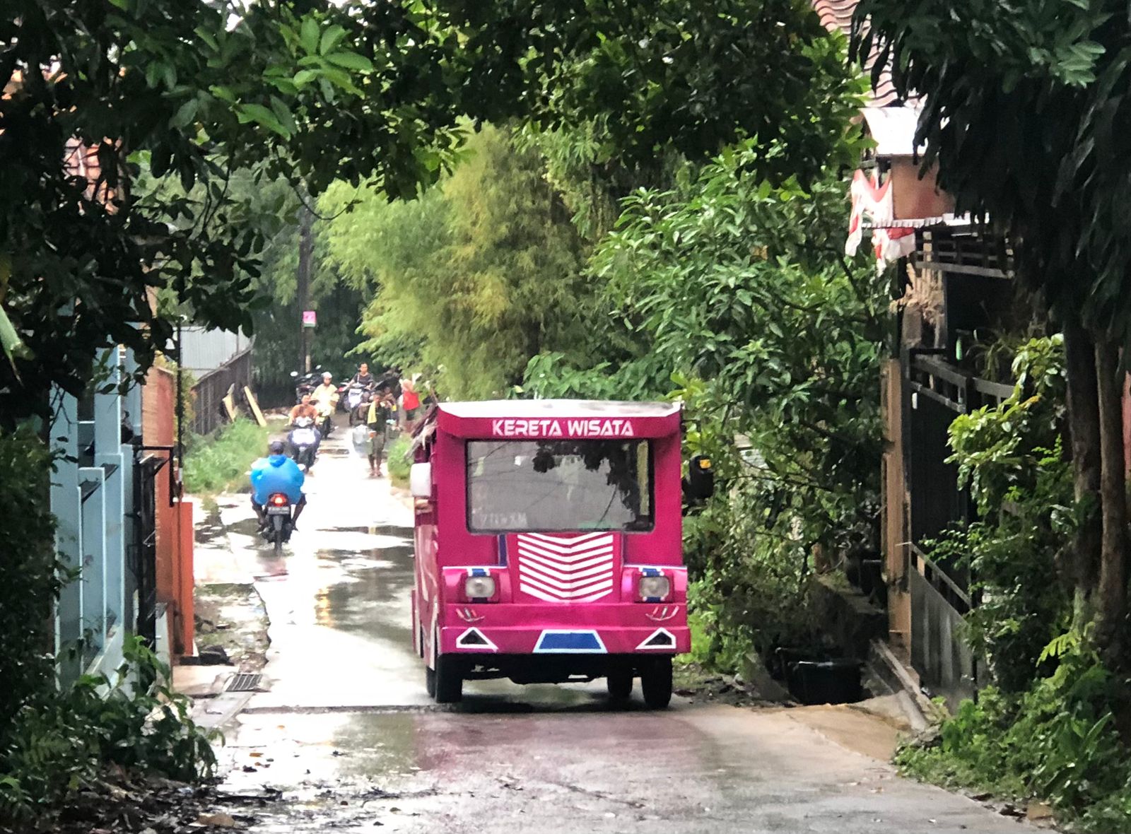 Odong odong pinky jadi angkutan wisata warga Kampung Curug, Kecamatan Cibinong, Kabupaten Bogor.