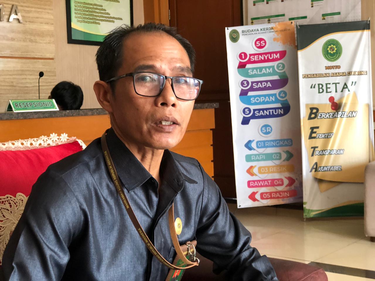 Hamdani Panitra Muda Hukum Pengadilan Agama Kabupaten Bogor, saat dimintai keterangan mengenai kasus perceraian