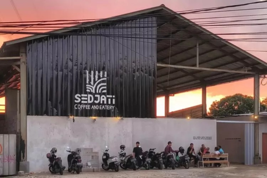 Sedjati Coffee di Jalan Raya Bogor, Depok, punya luas bangunan seluas lapangan bola.