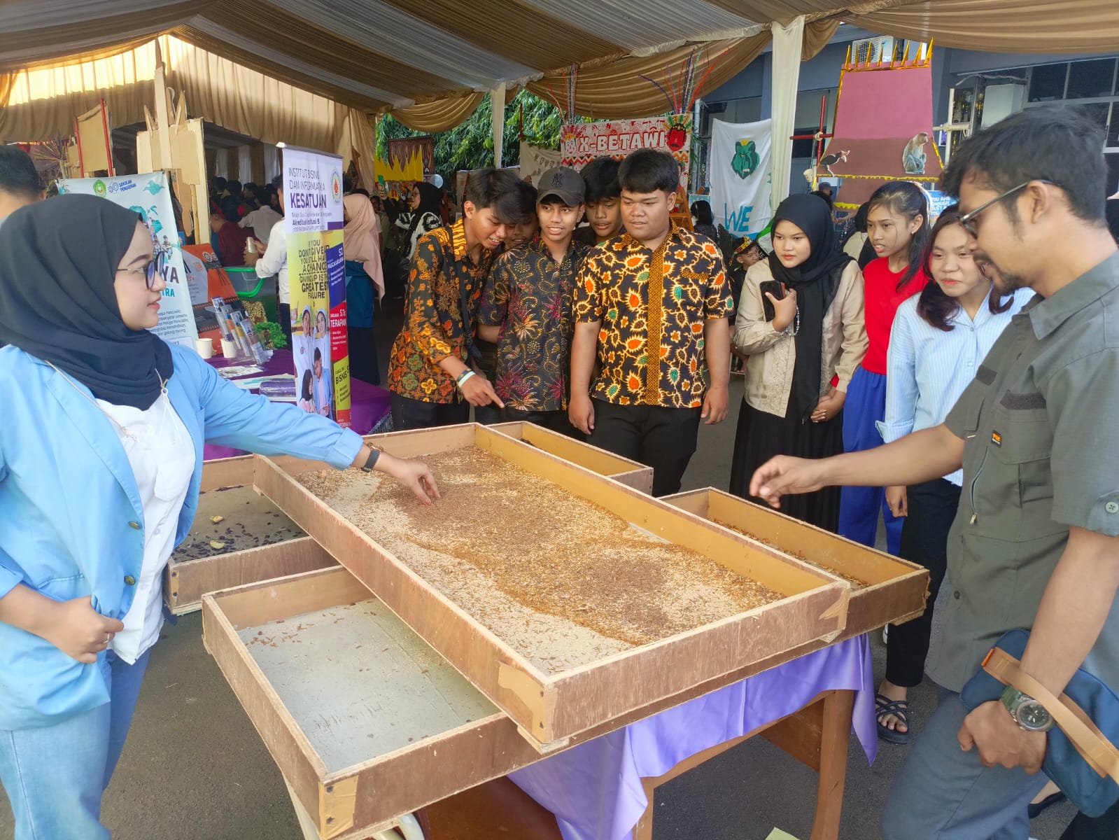 Laboratorium wirausaha SMAN 10 Kota Bogor tengah kembangkan budidaya ulat Hongkong.