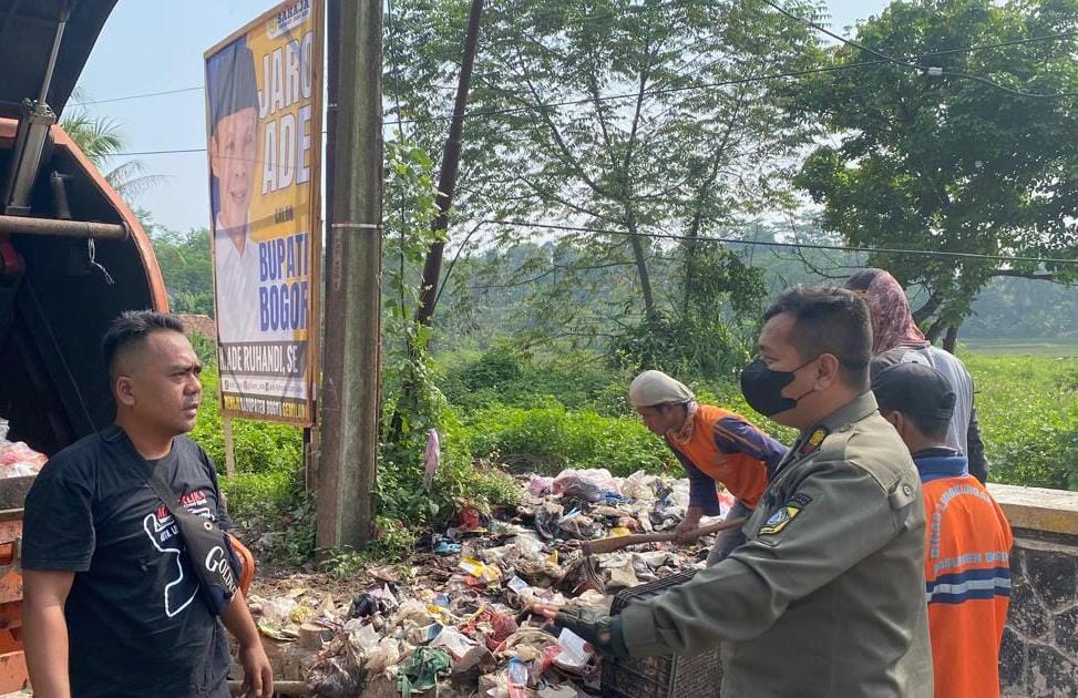Pengangkutan sampah liar di Cigudeg Selasa (25/6/2024) siang.