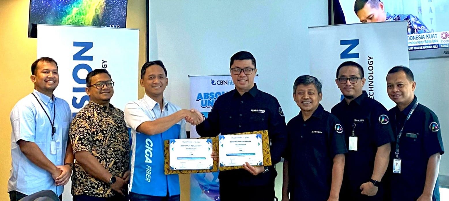 Jabat tangan antara Dedy Handoko, Commerce Director CBN (tengah kiri) dan Brando Tengdom, Direksi Marketing & Sales Transvision (tengah kanan) yang menandai kerjasama CBN Fiber dan CubMu.