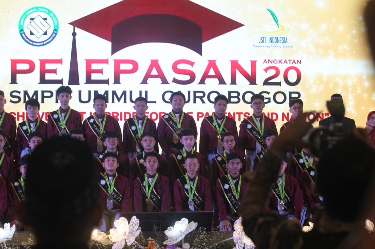 Sebanyak 176 Siswa/i kelas IX  SMPIT Ummul Quro angkatan 20 mengikuti acara wisuda dan pelepasan di Yasmin Harmoni Center Kota Bogor, Selasa (25/6/2024)