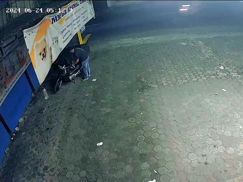 Aksi pencurian di kedai susu di Bogor yang terekam kamera pengawas CCTV.