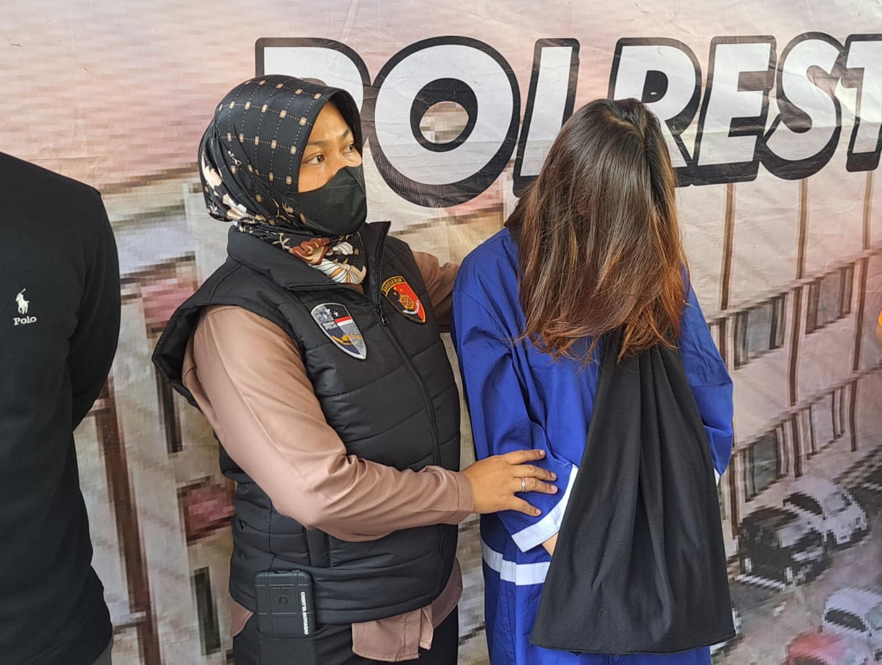 Selebgram asal Kota Bogor, yang mengendorse dan mempromosikan situs game online terlarang ditangkap petugas Polresta Bogor Kota.