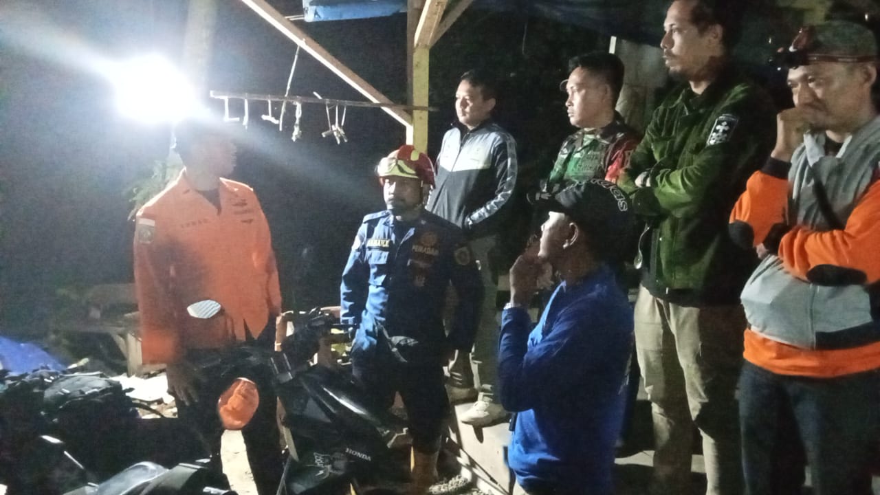 Tim SAR Gabungan ketika melakukan penyisiran ABK yang hilang di kawasan Gunung Pancar,  saat ini anak tersebut sudah ditemukan di wilayah Kota Bogor, Rabu (26/6/2024).