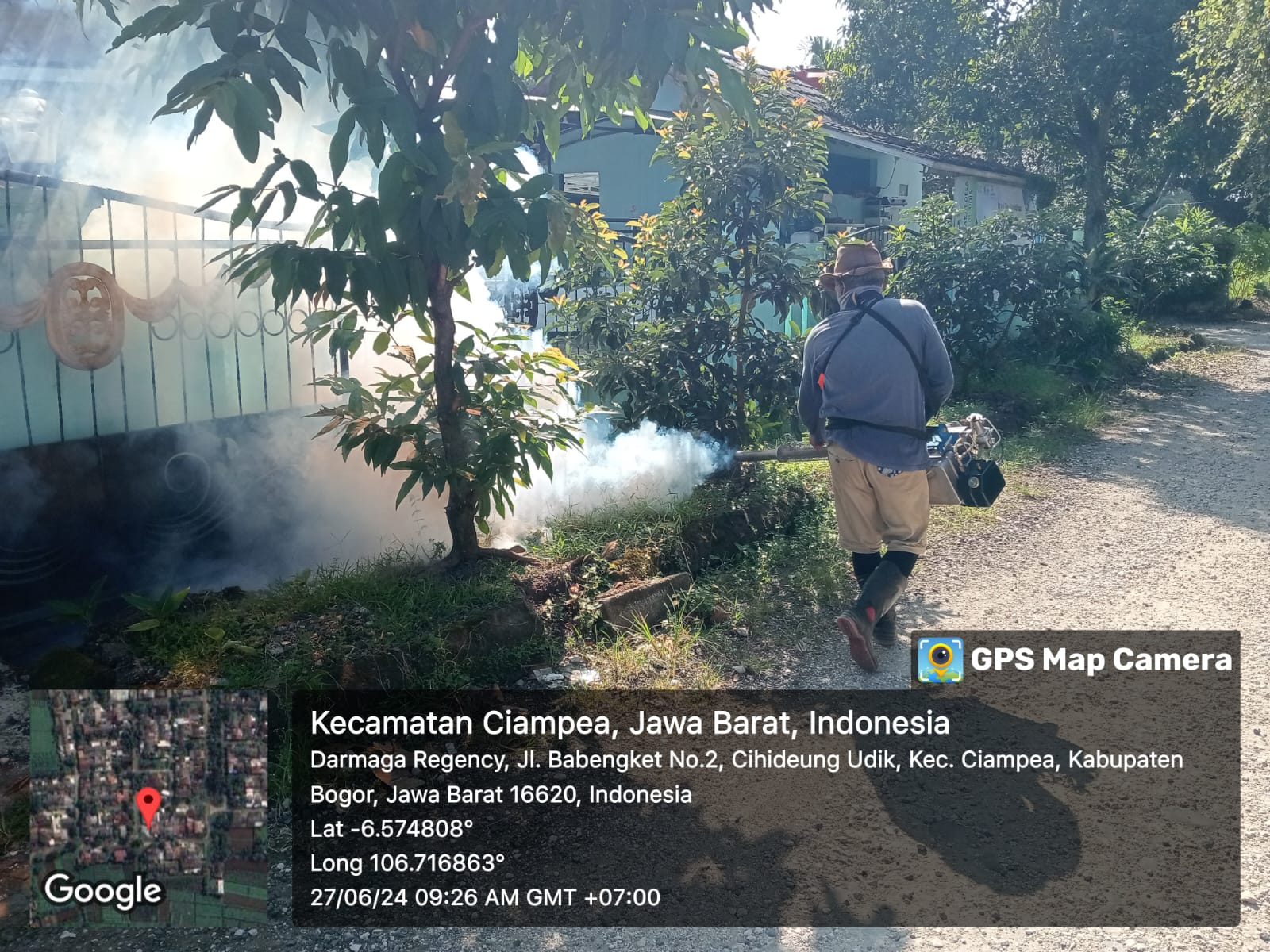 Pemerintah Desa Cihideung Udik, Kecamatan Ciampea, Kabupaten Bogor melakukan fooging di Perumahan Darmaga Regency 2.