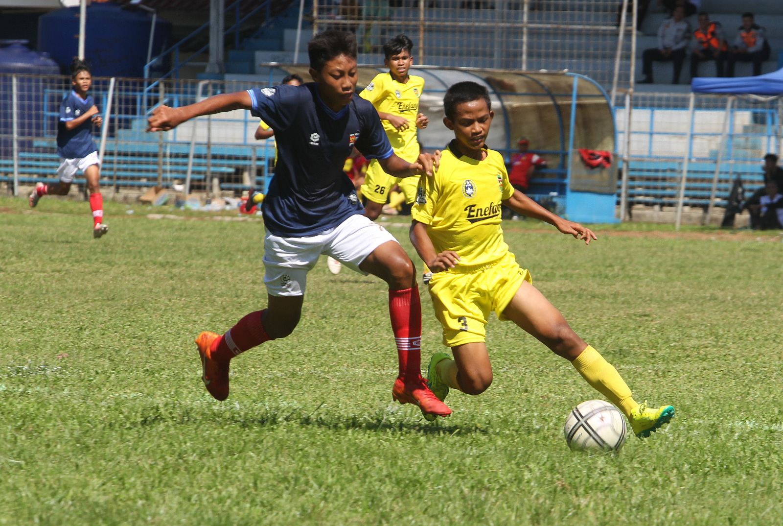 Aksi pemain Kota Bogor U-14 saat berduel dengan pemain Kabupaten Purwakarta U-14. (Sofyansyah/Radar Bogor)