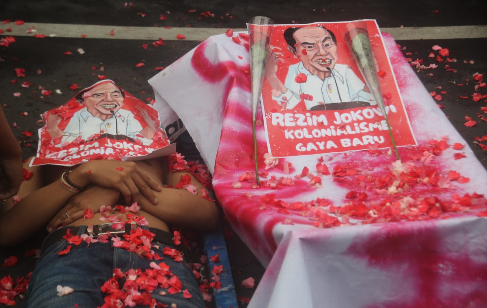 Aksi unjuk rasa yang dilakukan  di jl Sudirman Kota Bogor, Kamis (27/6/24), dalam aksinya mereka melakukan teatrikal tentang matinya demokrasi. Foto: Sofyansyah Radar Bogor