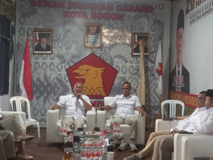 Ketua DPC Gerindra Kota Bogor Sopian Ali Agam saat memimpin rapat.