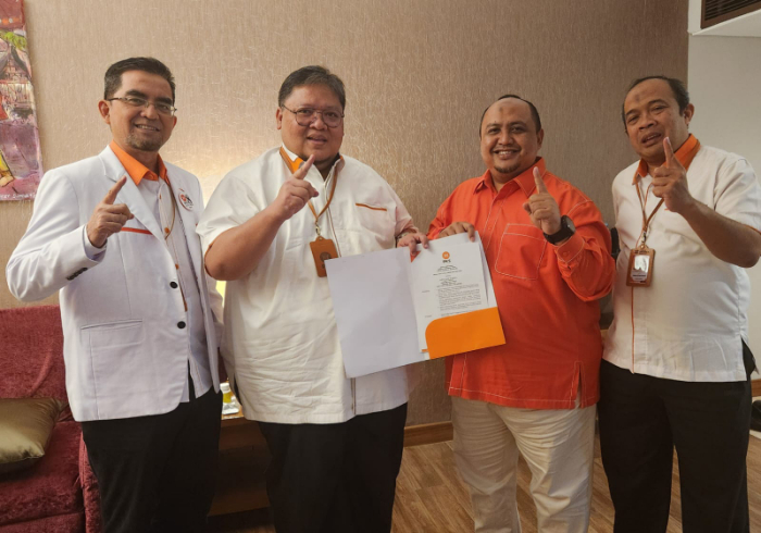 Ketua DPRD Kota Bogor Atang Trisnanto saat menerima rekomendasi dari DPP PKS.