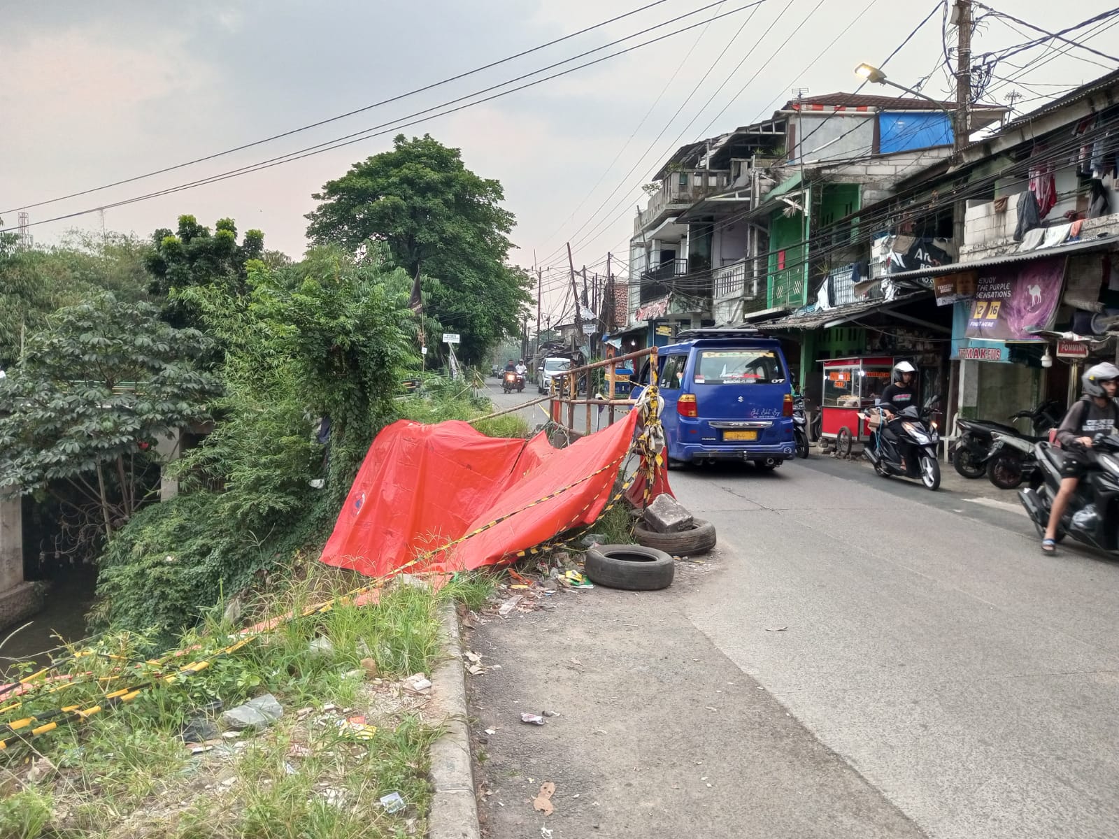 Kondisi arus lalulintas jalan longsor Jembatan Dua Cilebut. Sampai saat ini jalan tersebut masih tertupi terpal dan menjadi titik macet.