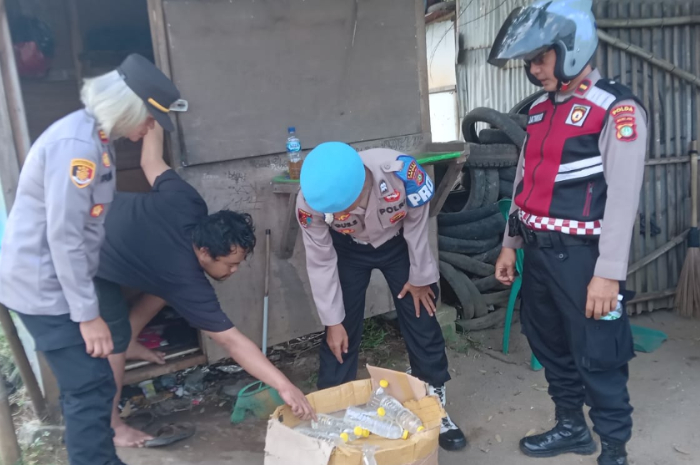 Polisi menyita berbagai jenis Miras di Jalan Bomang Bogor.