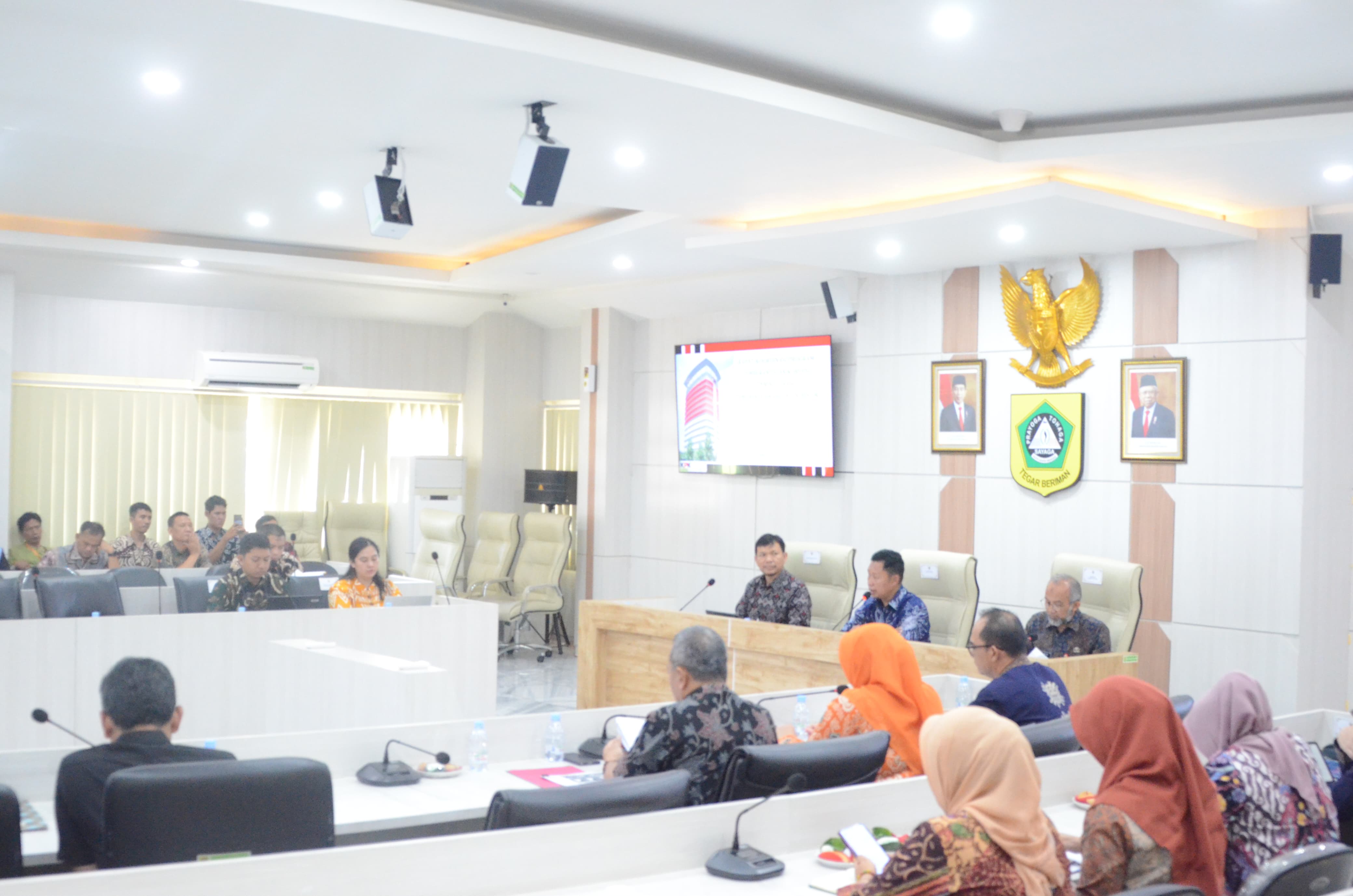 Rapat koordinasi pemantauan dan evaluasi program pemberantasan korupsi terintegrasi lingkup Pemerintah Kabupaten Bogor, di Ruang Rapat Bupati Bogor, Cibinong, Kamis (21/6).