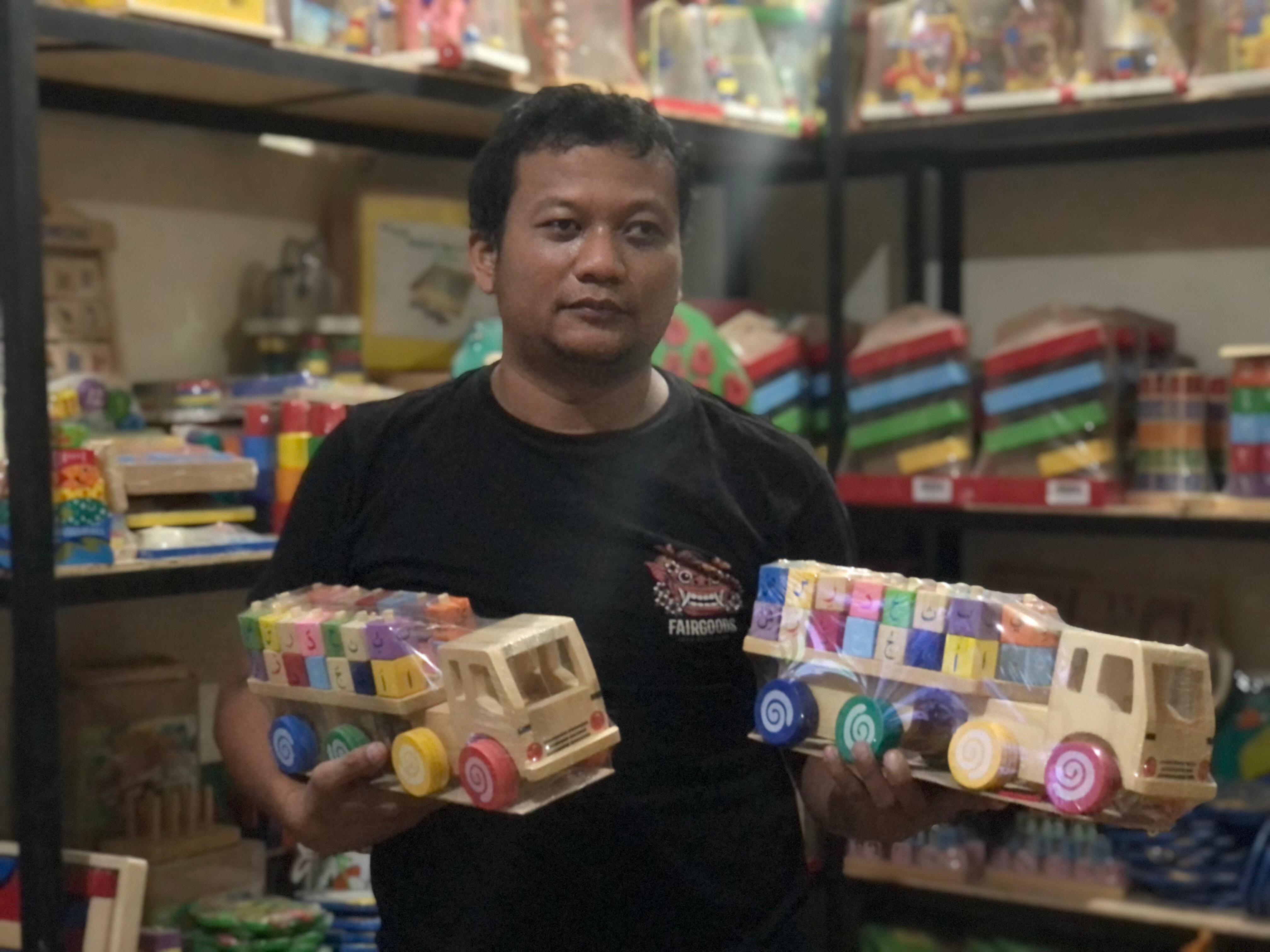 Keren! Dedi Sofyandi, Penjual Mainan Truk Hijaiyah Asak Bogor yang Raih Omset Ratusan Juta Tiap Bulan