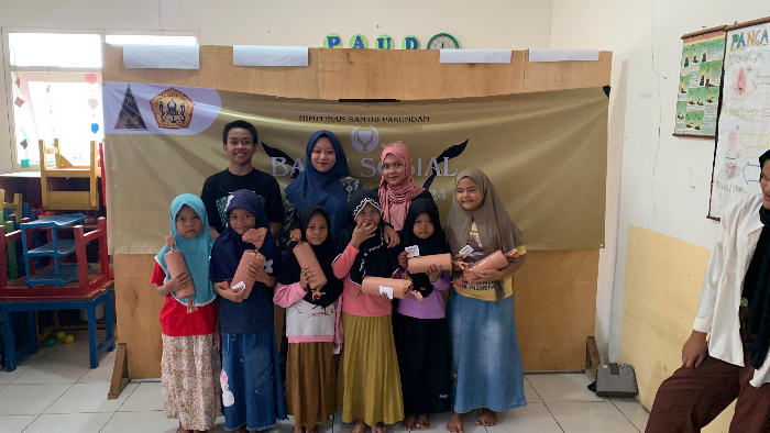 HISPA Ponpes Tebuireng menyalurkan bantuan puluhan paket alat tulis hingga sembako