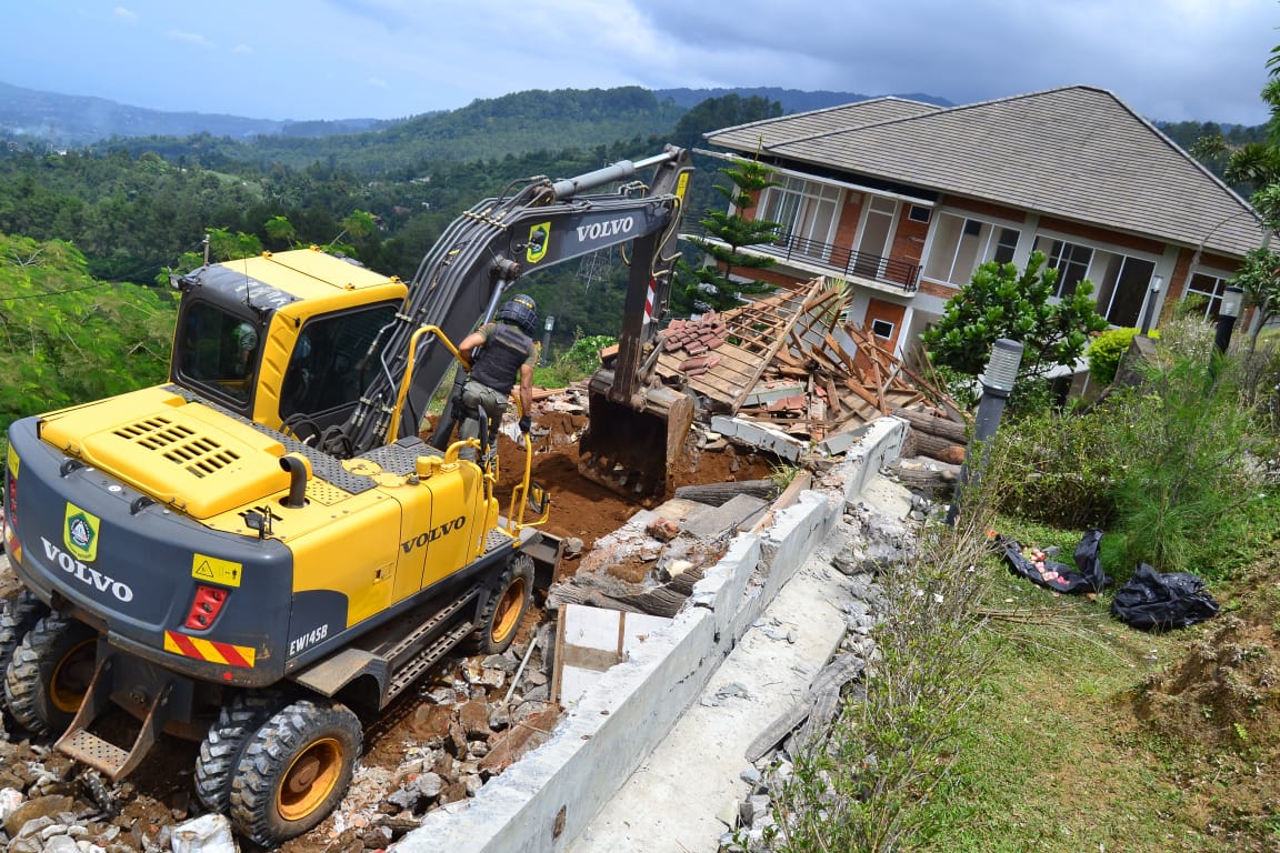 Alat berat bongkar vila tak berizin di kawasan Puncak, Kabupaten Bogor, beberapa waktu lalu. Pemkab Bogor berencana bongkar sejumlah vila usai membongkar lapak PKL.