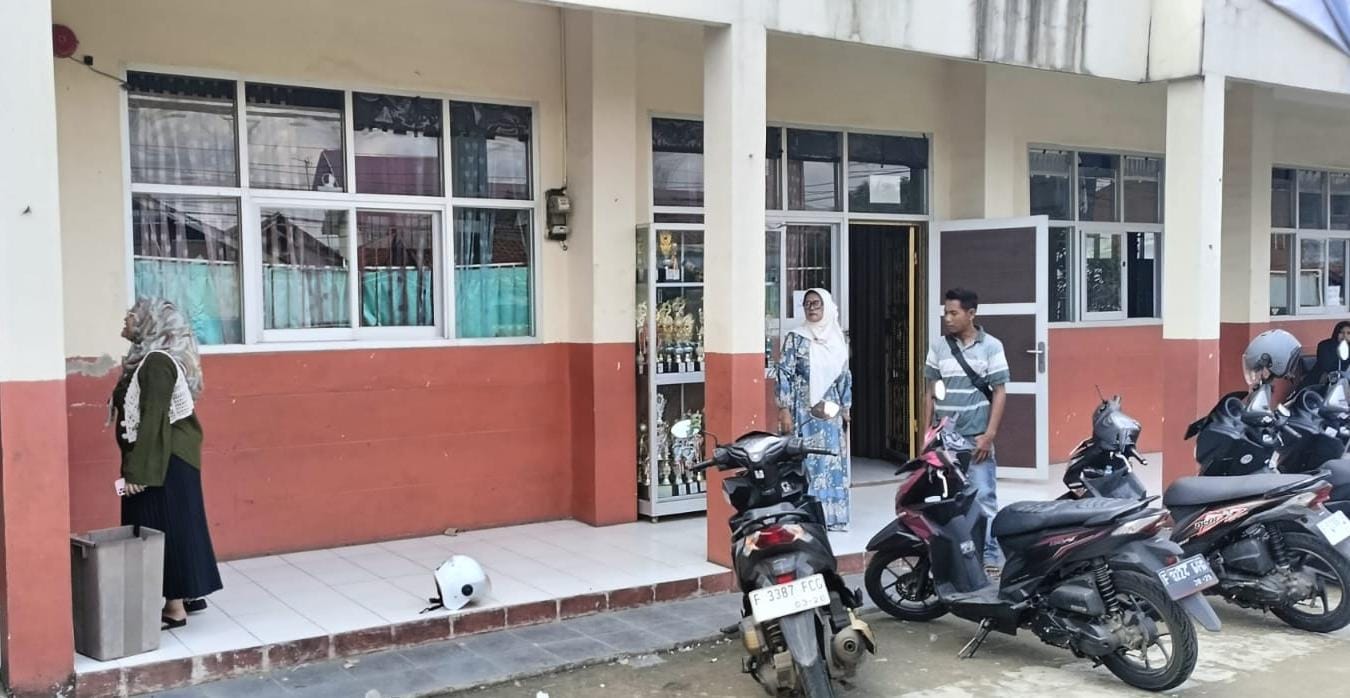 Motor guru SDN Pabuaran 01 Bogor digondol maling saat diparkir di halaman sekolah pada Jumat (28/6/2024) siang.