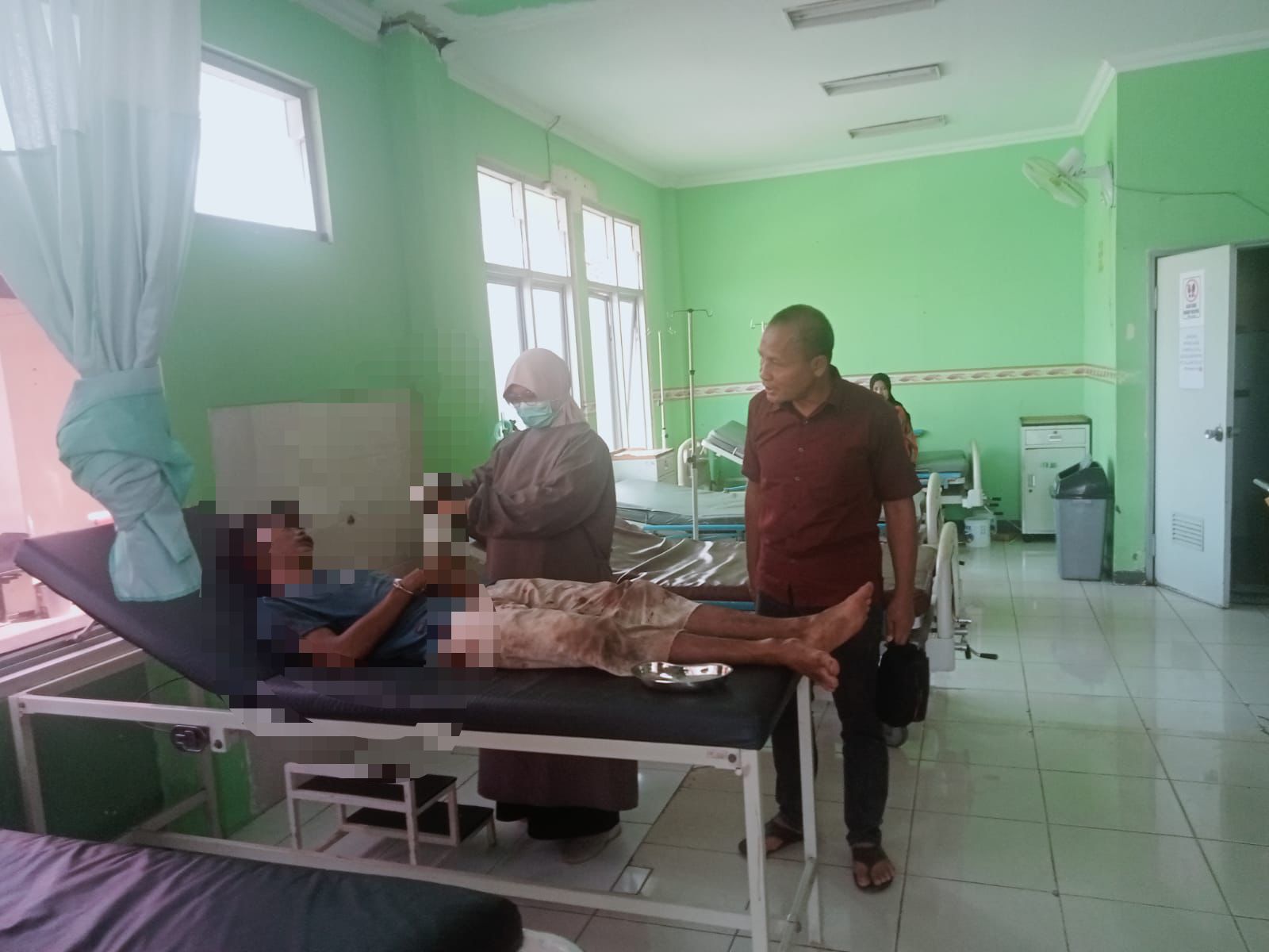 SR (21) warga Bogor tengah menerima perawatan akibat diamuk massa di Cariu.
