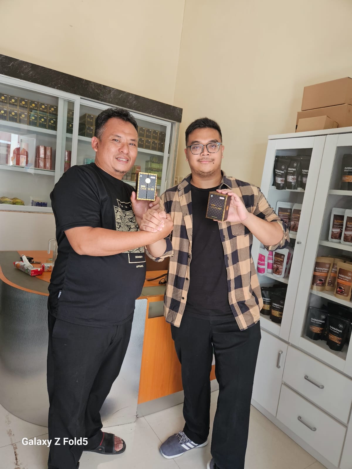 HERBAL: Founder Esbi Indonesia, Musyaffa M Naufal (kanan) menunjukkan produk esbi food, yang dijual di outlet Esbi Cibinong, didampingi Ketua Apersi Bogor Raya Depok, Mahfudz Akbar.