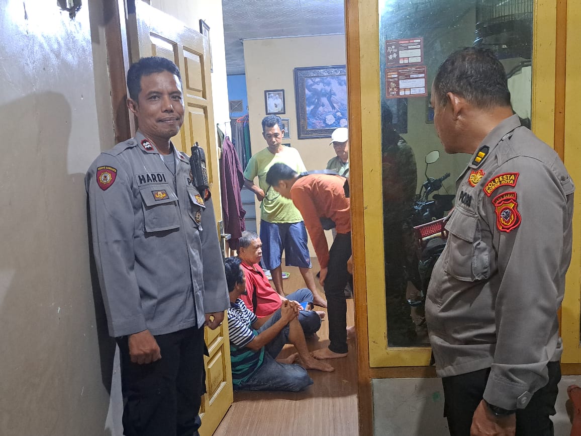 Dua pria paruh baya terduga pelaku asusila di Gang Pasama saat diinterogasi petugas.