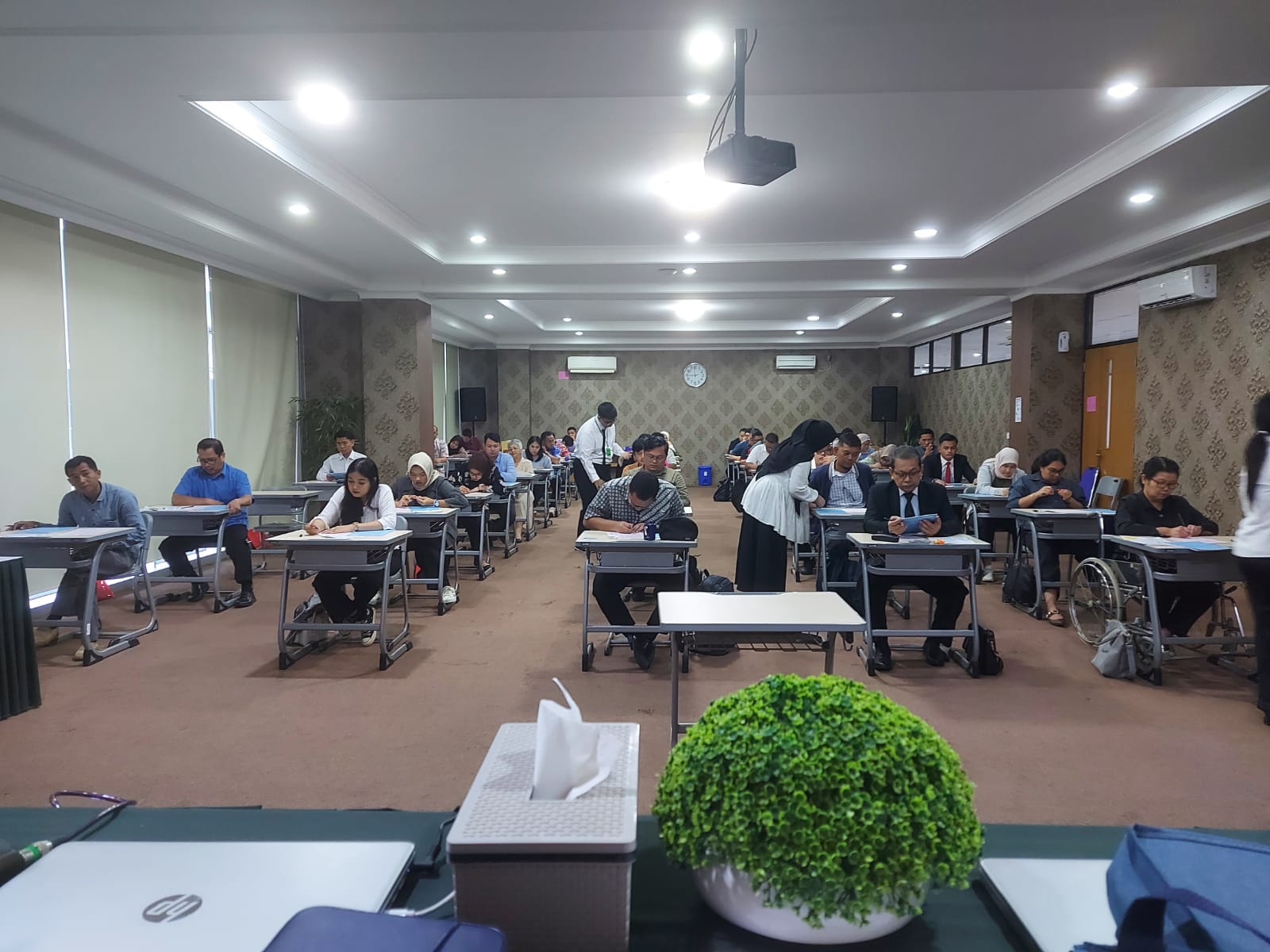 Para peserta Ujian Profesi Advokat (UPA) yang berlangsung di Sekolah Pascasarjana Universitas Pakuan, Sabtu (29/6/2024). (IST)