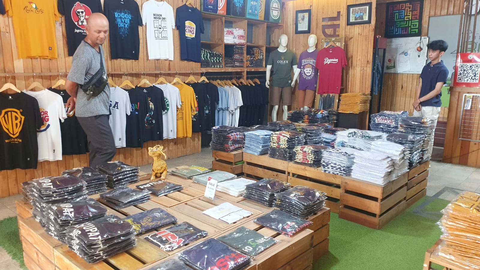 Toko Kaos Unchal yang berlokasi di Jalan Ceremai, Taman Kencana Bogor Tengah Kota Bogor ini menawarkan program menarik.