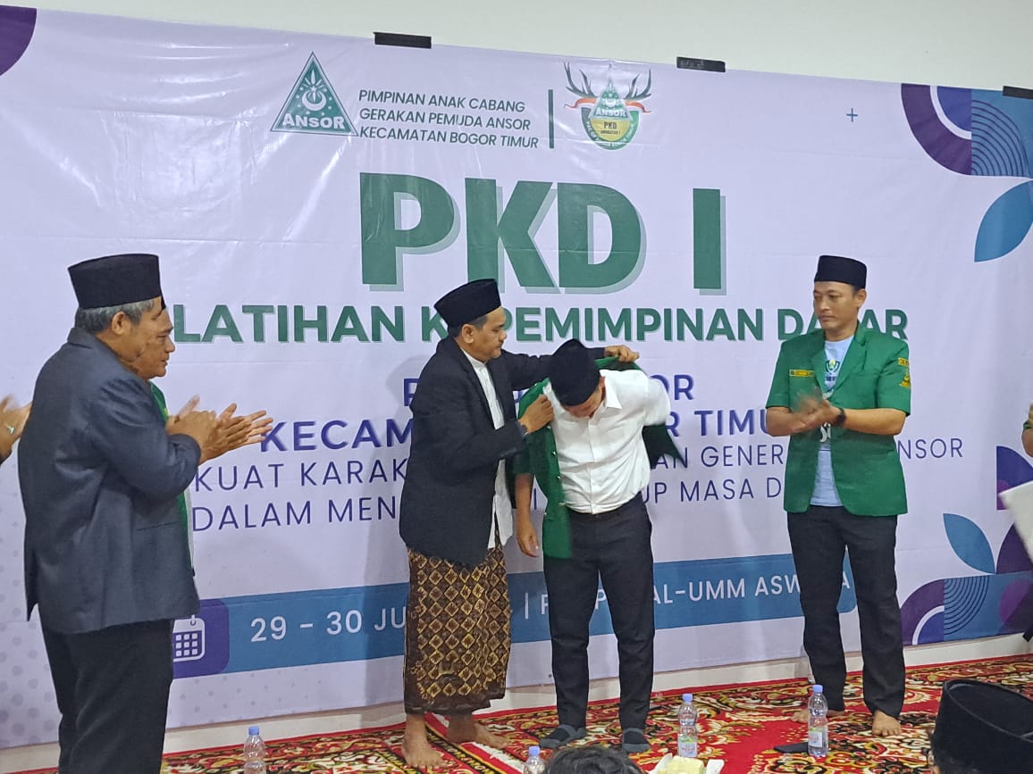 Penyematan jas dan peyerahan KTA GP Ansor kepada Sendi Fardiansyah.