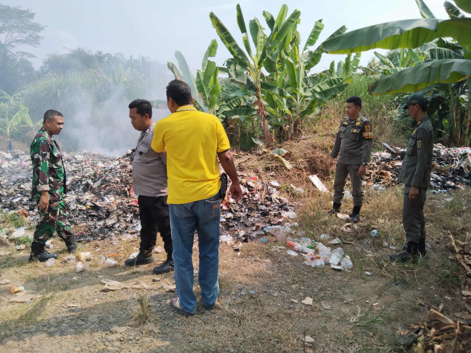 Polisi tutup TPS liar di sebuah lahan bekas galian di Rumpin, Kabupaten Bogor.