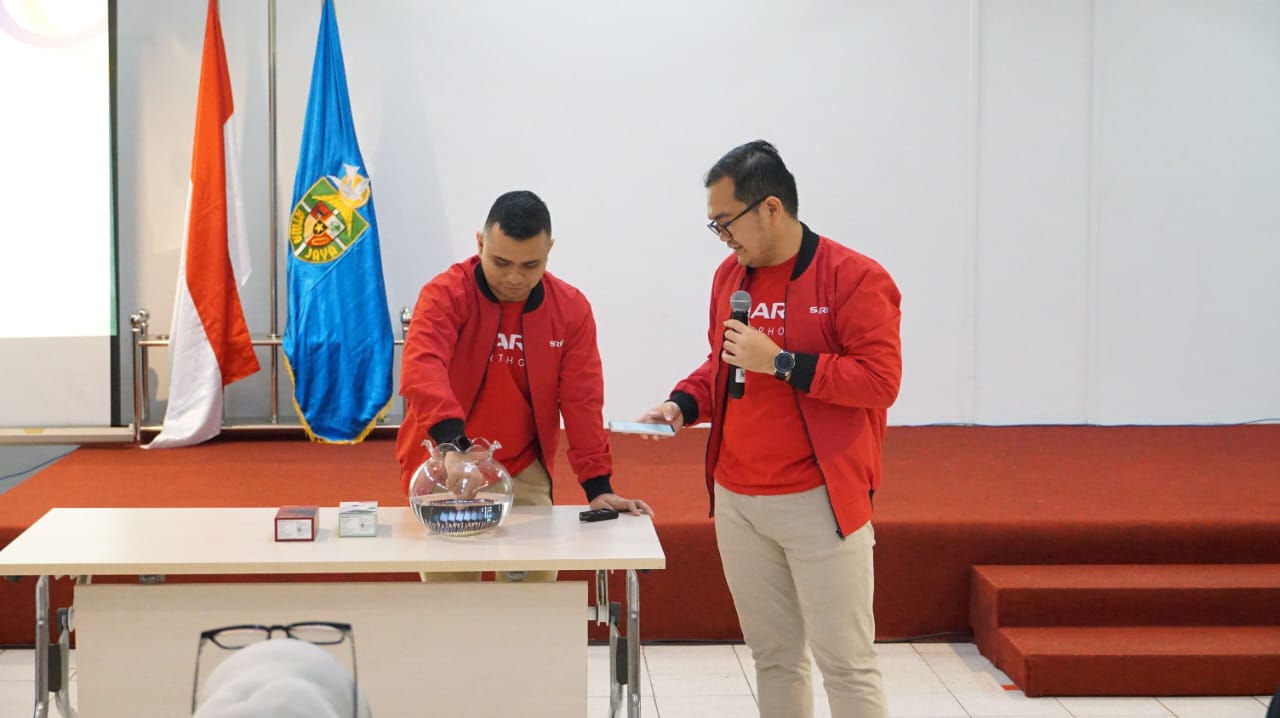 Arya Dwi Kurniawan, Product Strategy, PT Sharp Electronics Indonesia (kiri foto) bersama Imam Muda, PR & CSR , PT Sharp Electronics (kanan foto) sedang melakukan demo produk Sharp AQUOS smartphone.