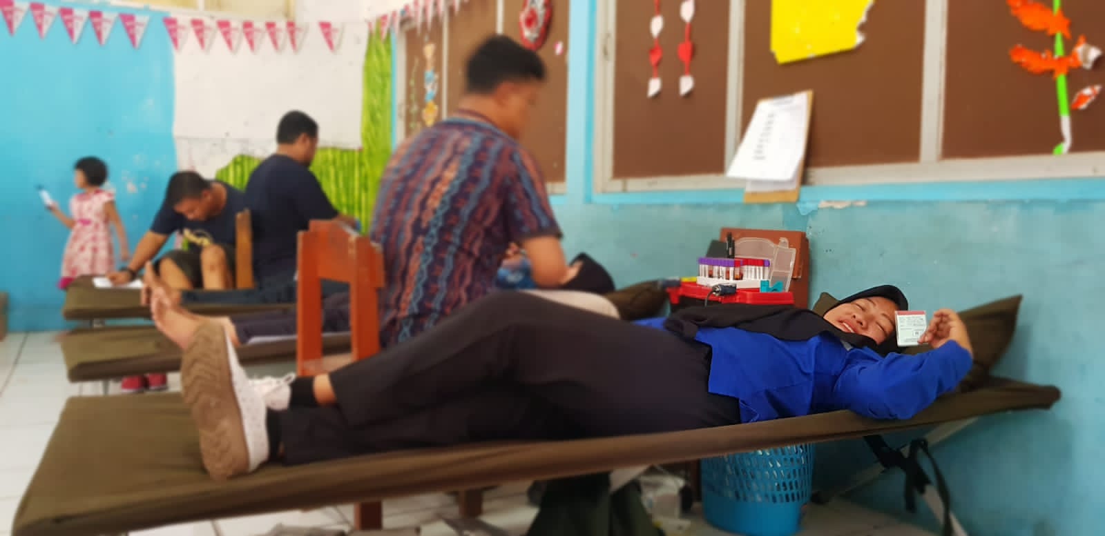 Salah satu kegiatan donor darah yang digelar oleh Katar unit 19 Desa Tlajung Udik, kolaborasi dengan komunitas Jalur dan Bogor Timur Jurnalis, pada Minggu (30/6/2024).