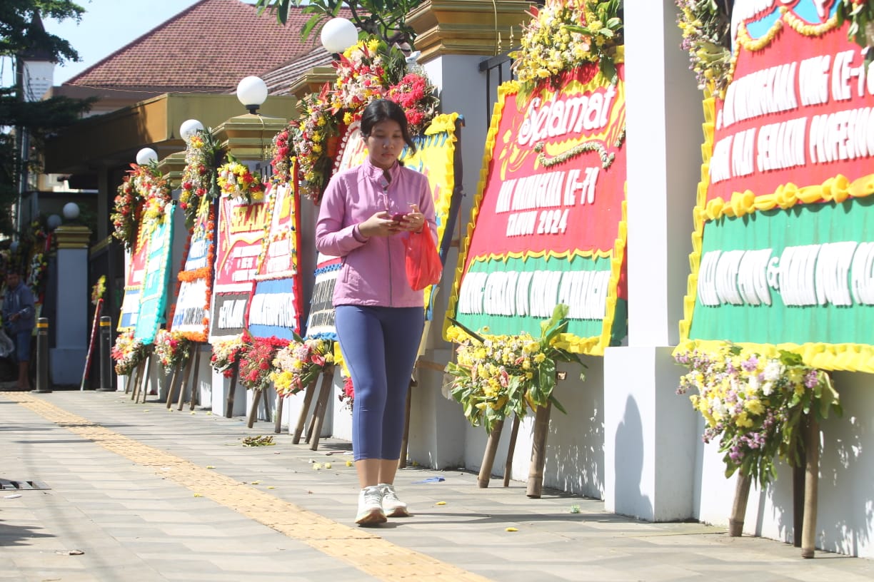 Karangan bunga ucapan HUT Bhayangkara ke 78 tahun di depan Mako Polresta Bogor Kota Jl Kapten Muslihat Kota Bogor, Jawa Barat. Minggu (30/6/2024).