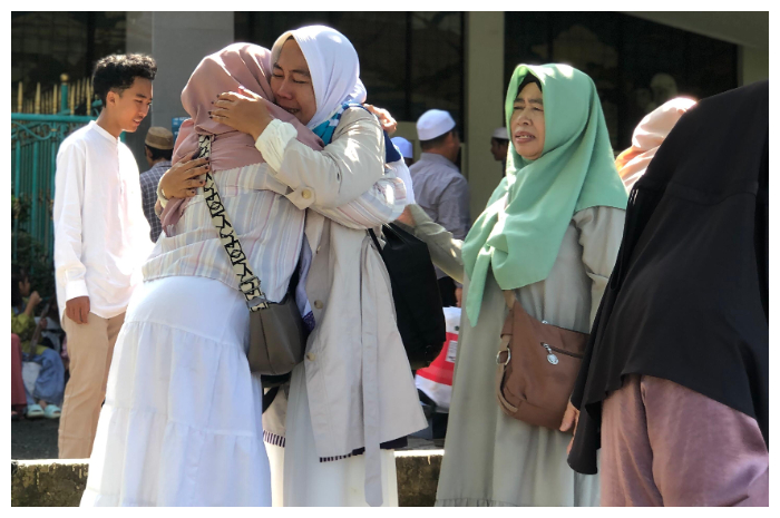 Tangis haru dari para keluarga yang sudah menunggu jamaah haji ini membanjiri suasana kepulangan jamaah haji asal Kabupaten Bogor, Minggu (30/6/2024) pagi.