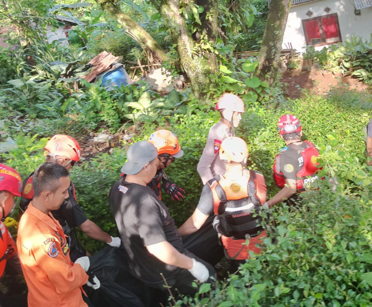 Tim SAR Gabungan, mengevakuasi korban hanyut bernama Cunsil Septi Adi Abdullah (59) warga asal Kampung Ciluar, Desa Cimandala, Kecamatan Sukaraja, Kabupaten Bogor, Minggu (30/6/2024).