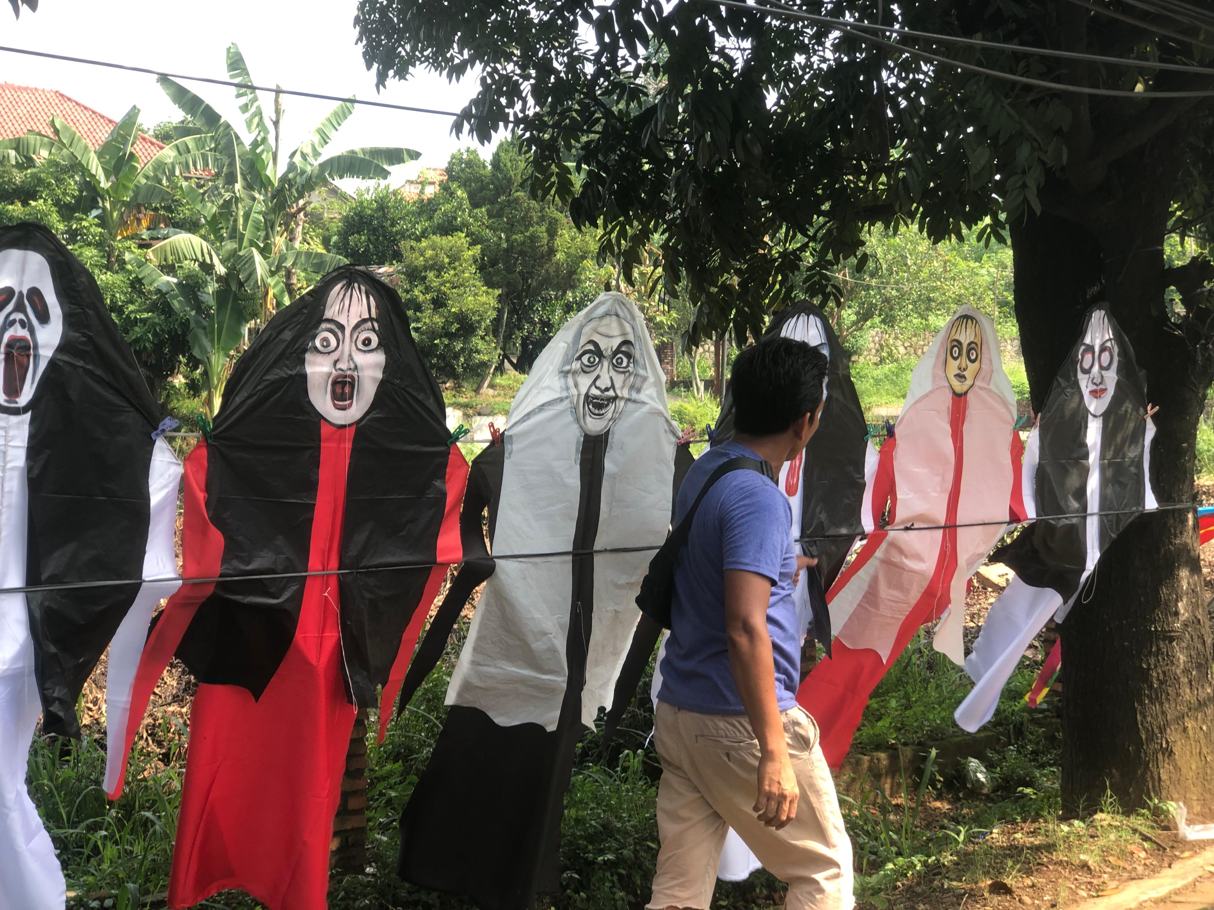Sutarno jualan layang layang kuntilanak di simpang Jalan Raya Tegar Beriman, Cibinong, Kabupaten Bogor, sebelum perempatan MCD.