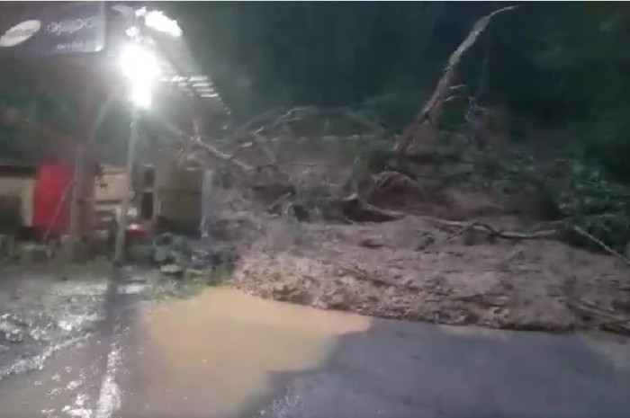 Longsor di Kampung Nagrog, Desa Bantar Agung, Sukabumi menutup akses jalan kendaraan.