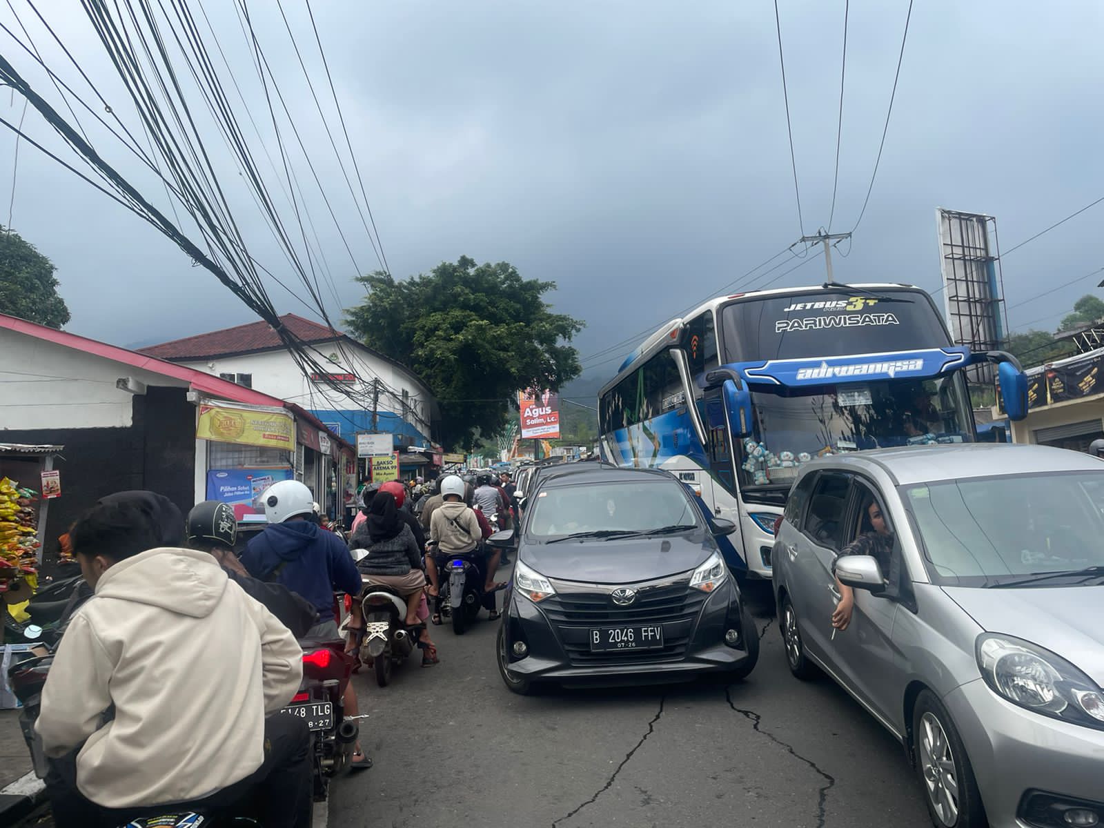 Suasana kemacetan di Jalan Raya Puncak Bogor Minggu (30/6/2024).