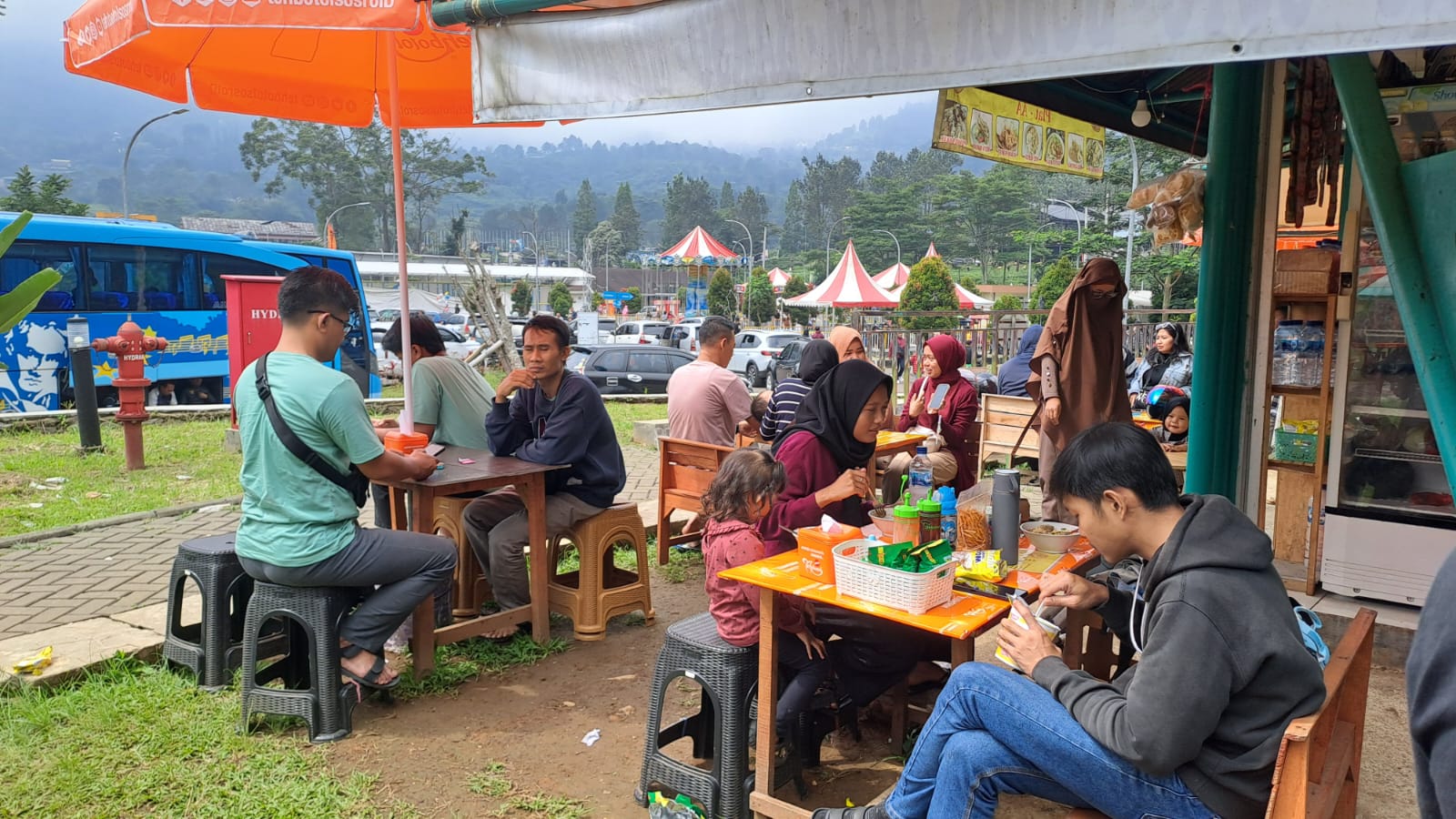Suasana Rest Area Gunung Mas Puncak yang ramai dipadati wisatawan Minggu (30/6/2024).