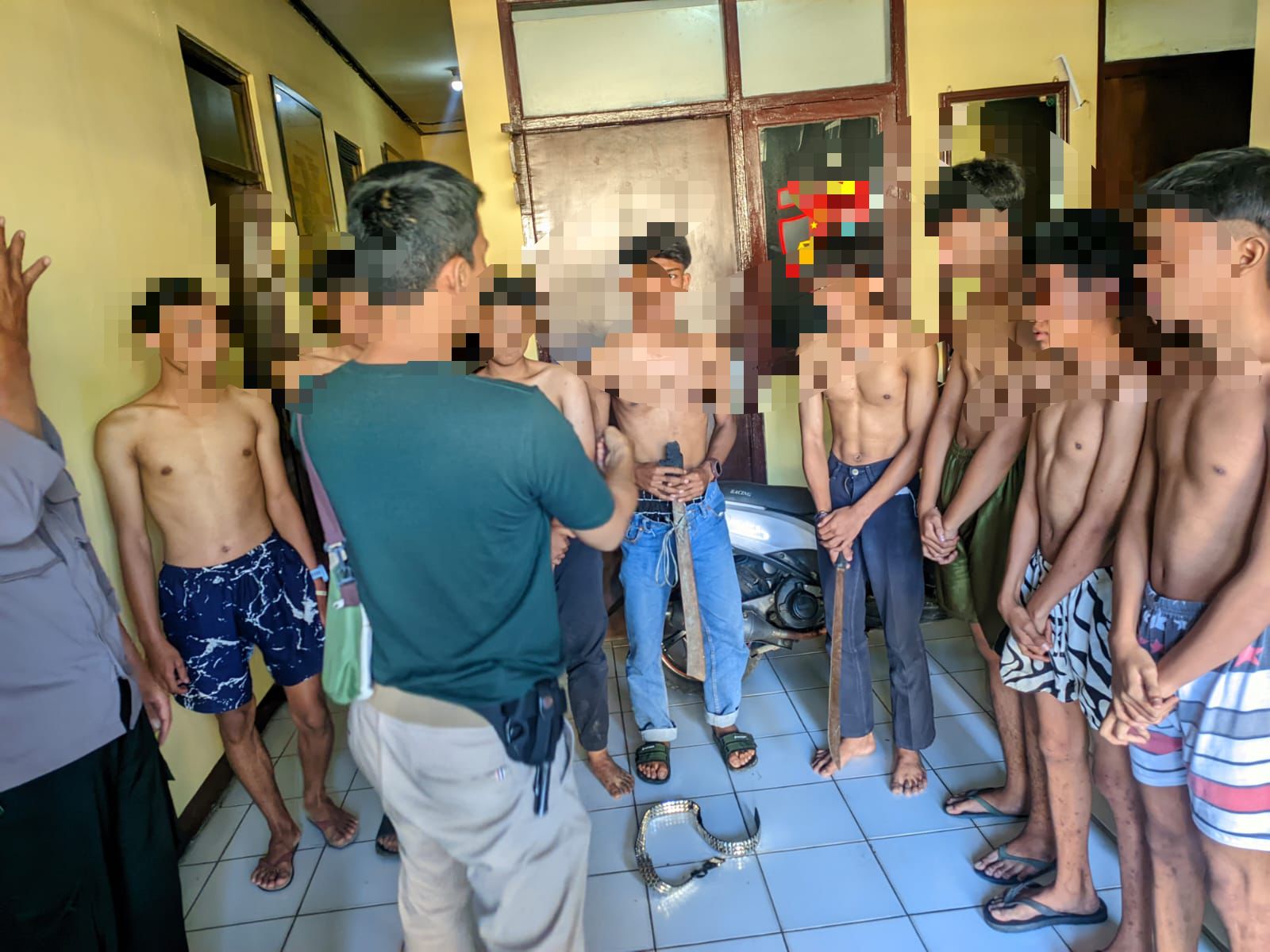 8 remaja di Ciomas yang terlibat tawuran hingga geng motor saat diamankan Polsek Ciomas.