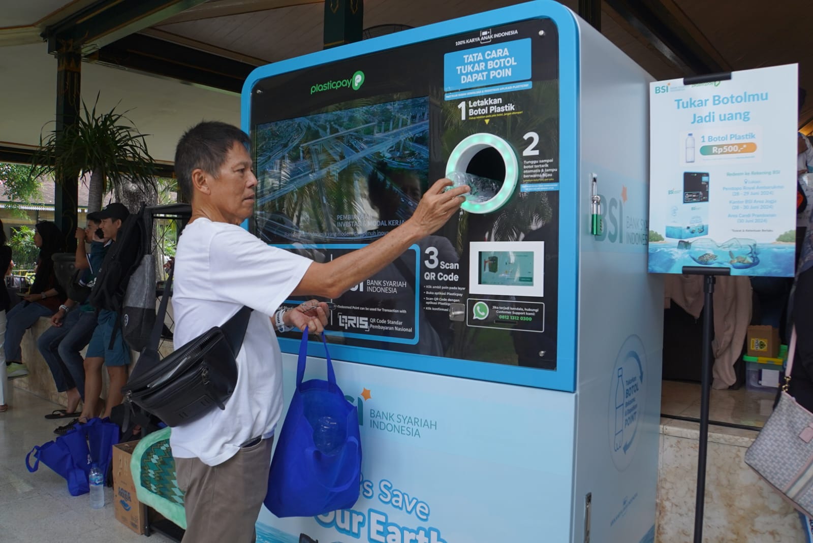 Masyarakat membuang sampah botol plastik. (IST)