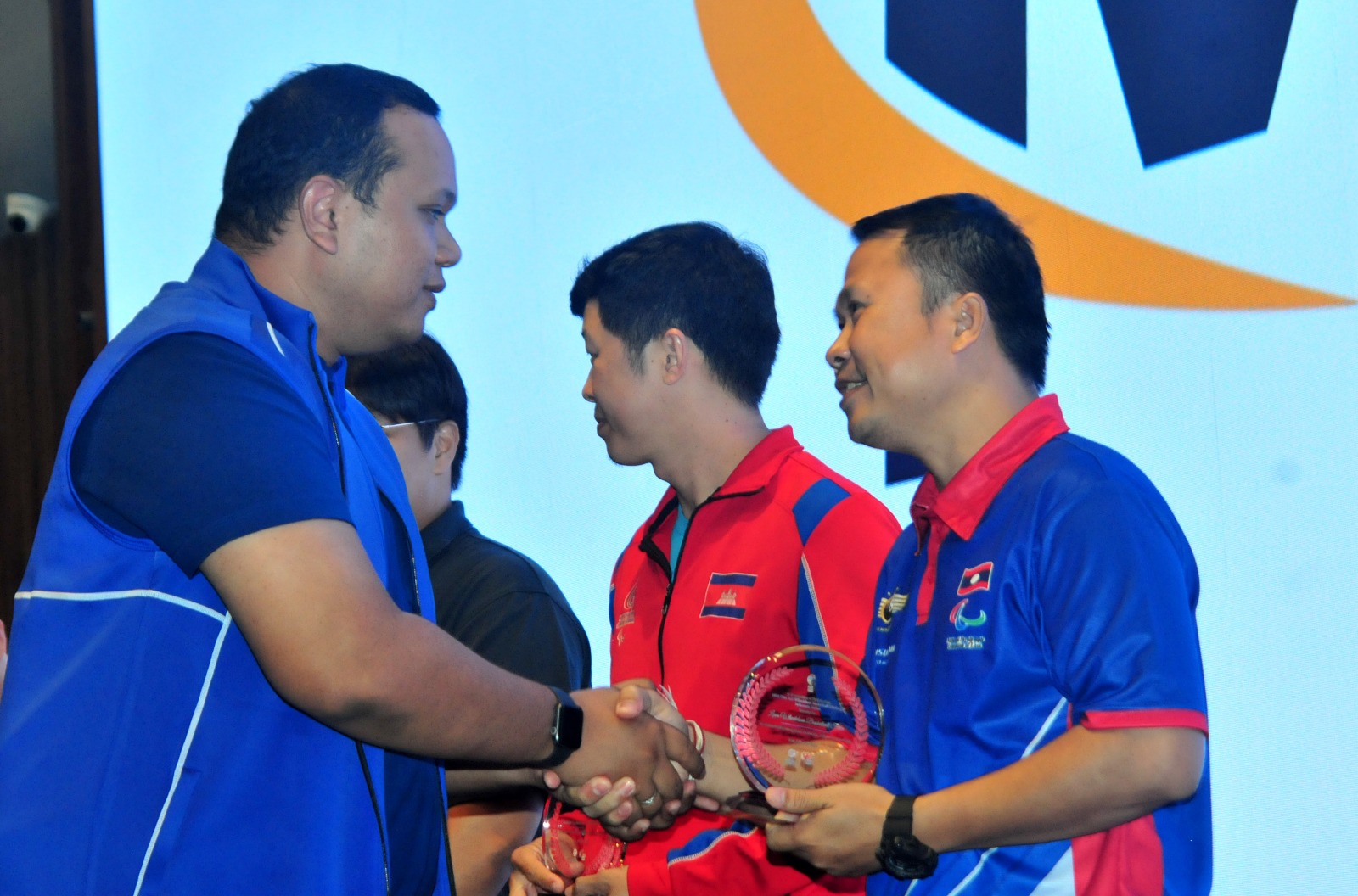 Sekretaris Jenderal National Paralympic Committee Indonesia (NPCI), Ukun Rukaendi memberikan plakat kepada perwakilan Negara peserta pertandingan.