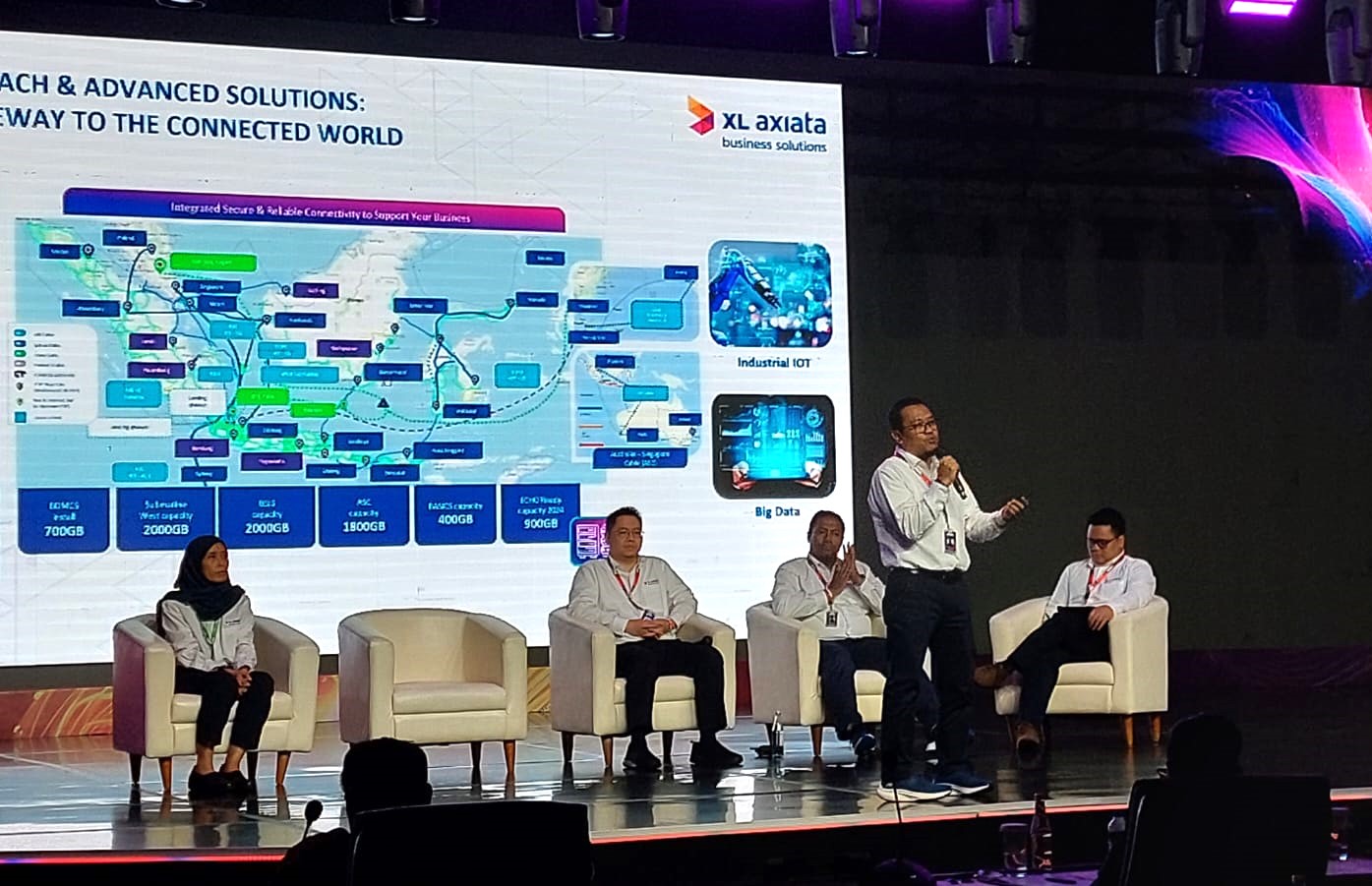 XLABS Chief Enterprise Business Officer XL Axiata, Feby Sallyanto memberikan pemaparan layanan digitalisasi XL Axiata Business Solutions untuk sektor tambang dan migas di Rapat Kerja Bidang Teknologi