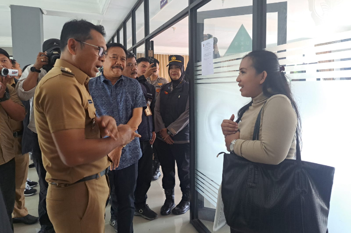 Pj Wali Kota, Hery Antasari meninjau hari pertama pendaftaran PPDB tahap 2 di SMPN 5 Bogor.