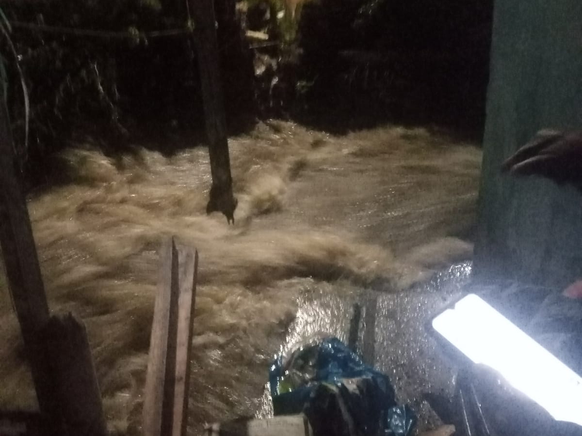 Sungai Ciharashas Bogor meluap