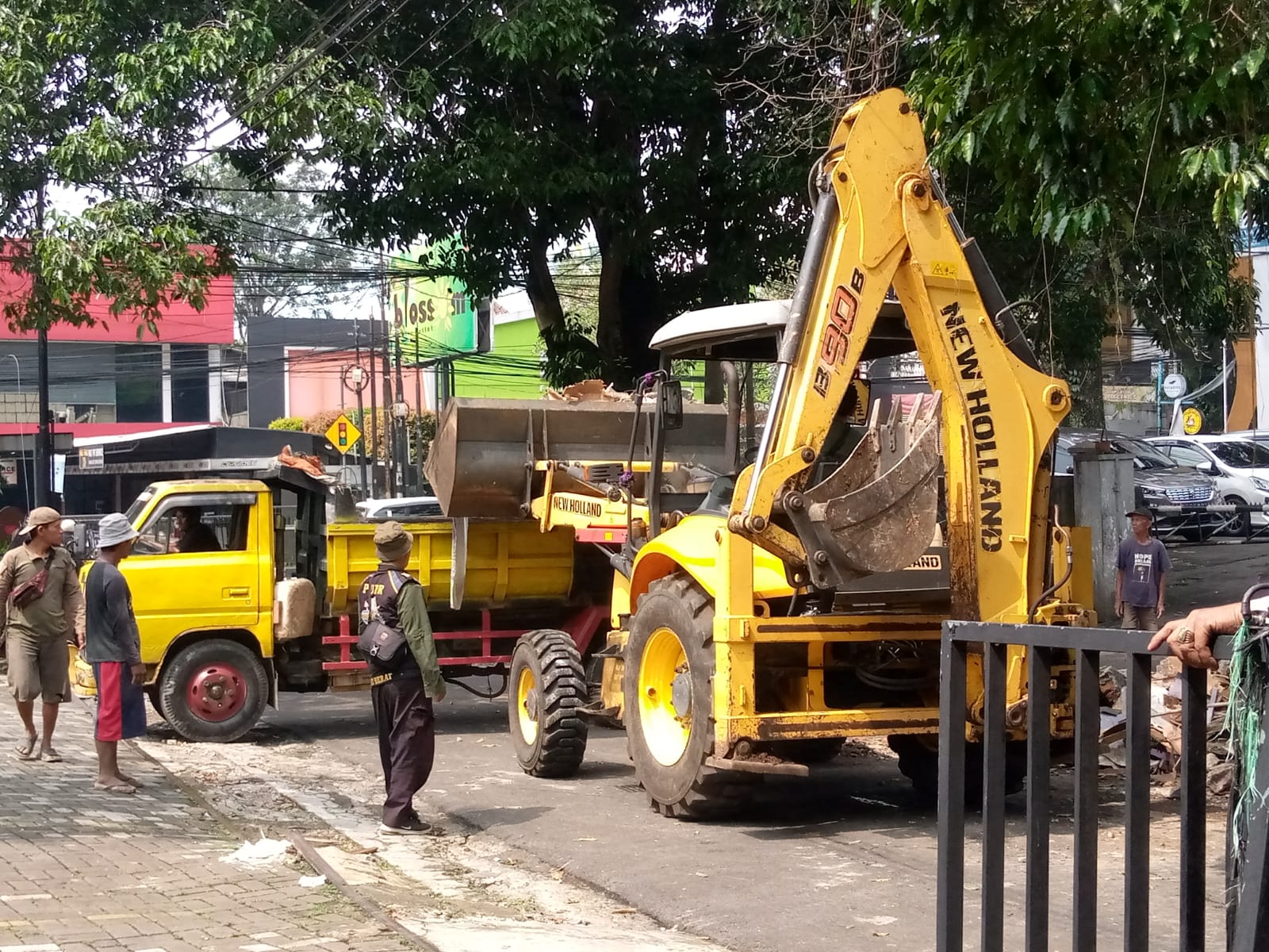 Sejumlah warung kaki lima di sepanjang Jalan Mandalawangi dan Pangerango, Kelurahan Babakan, Bogor Tengah, Kota Bogor, dibongkar petugas gabungan, Selasa (2/7/2024).